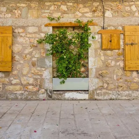 Stone At Lefkada's Old Port アパート *